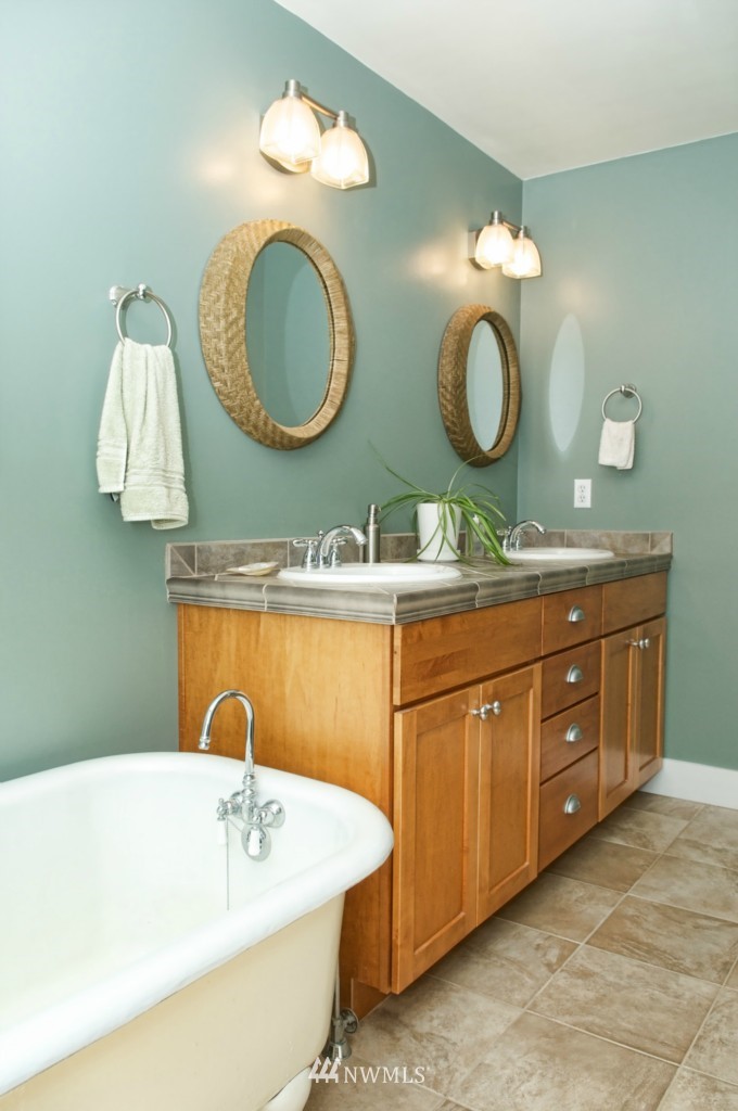 5537 Cooper Point Road Northwest Olympia, WA 98502 - Photo 17 of 25 Gallery Image 17