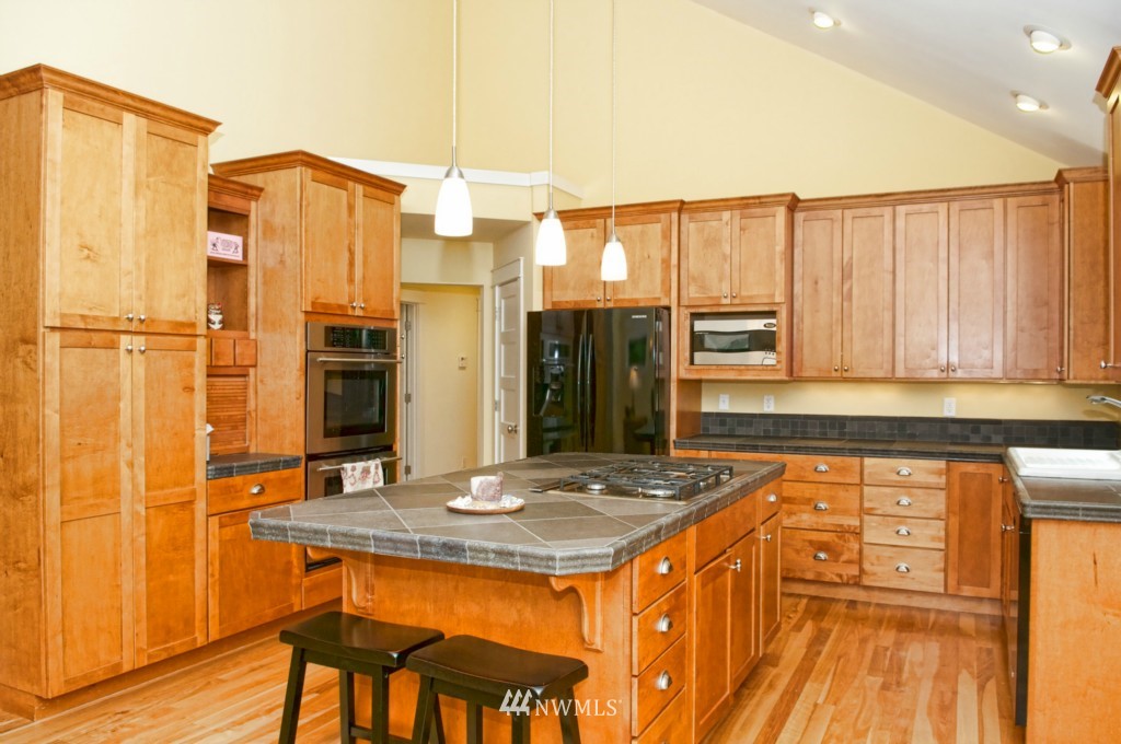 5537 Cooper Point Road Northwest Olympia, WA 98502 - Photo 3 of 25 Gallery Image 3