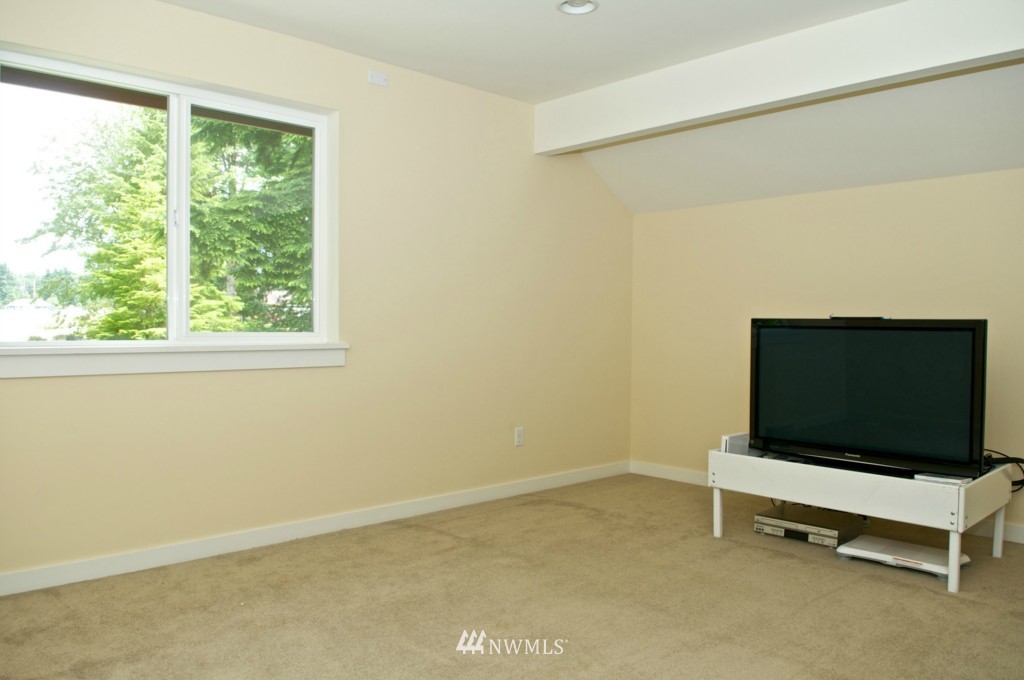 5537 Cooper Point Road Northwest Olympia, WA 98502 - Photo 22 of 25 Gallery Image 22