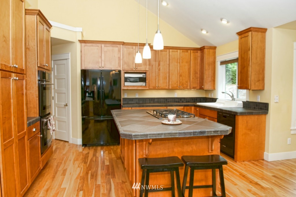 5537 Cooper Point Road Northwest Olympia, WA 98502 - Photo 4 of 25 Gallery Image 4