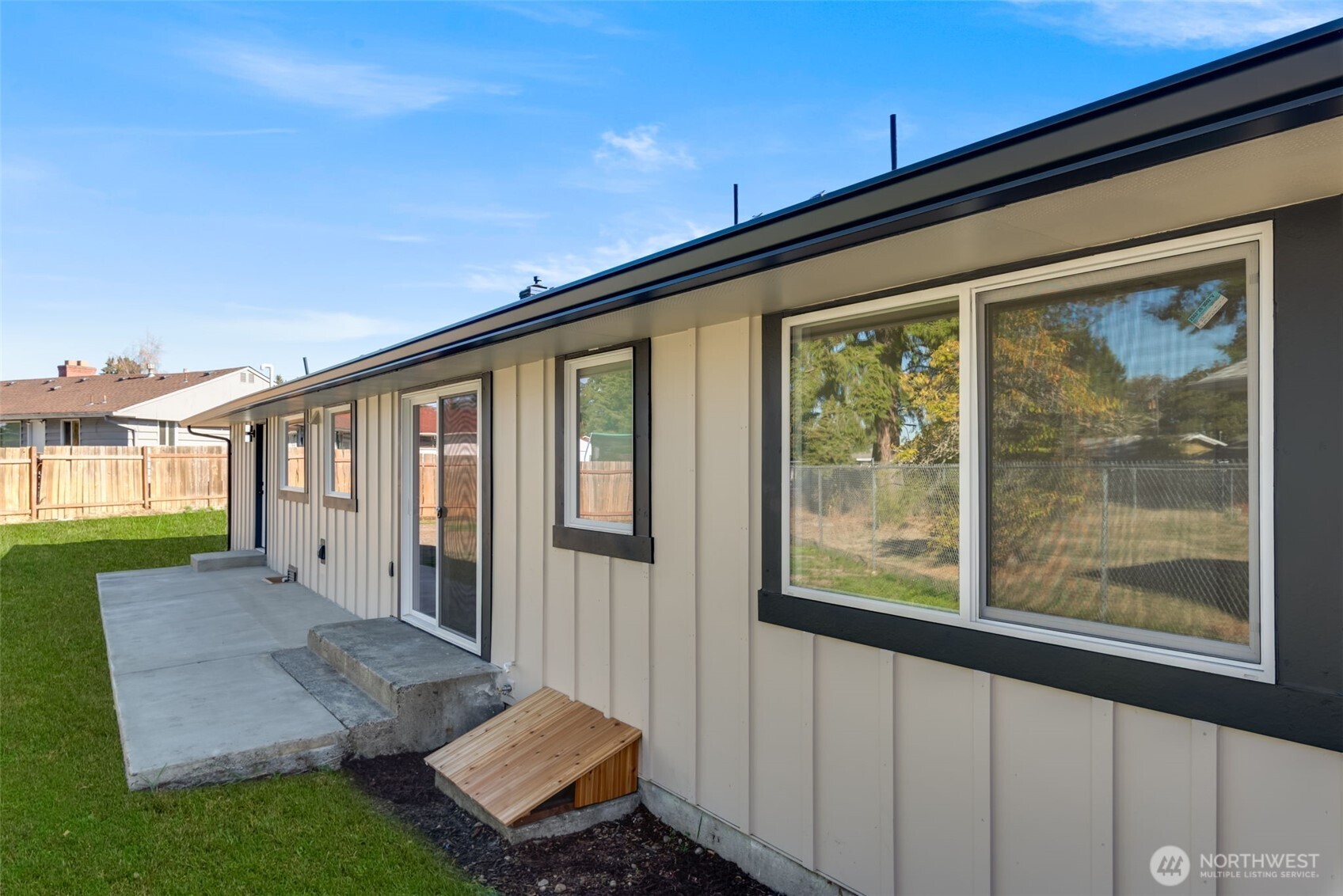 11010 Davisson Road Southwest Lakewood, WA 98499 - Photo 33 of 40 a porch with a table in balcony
