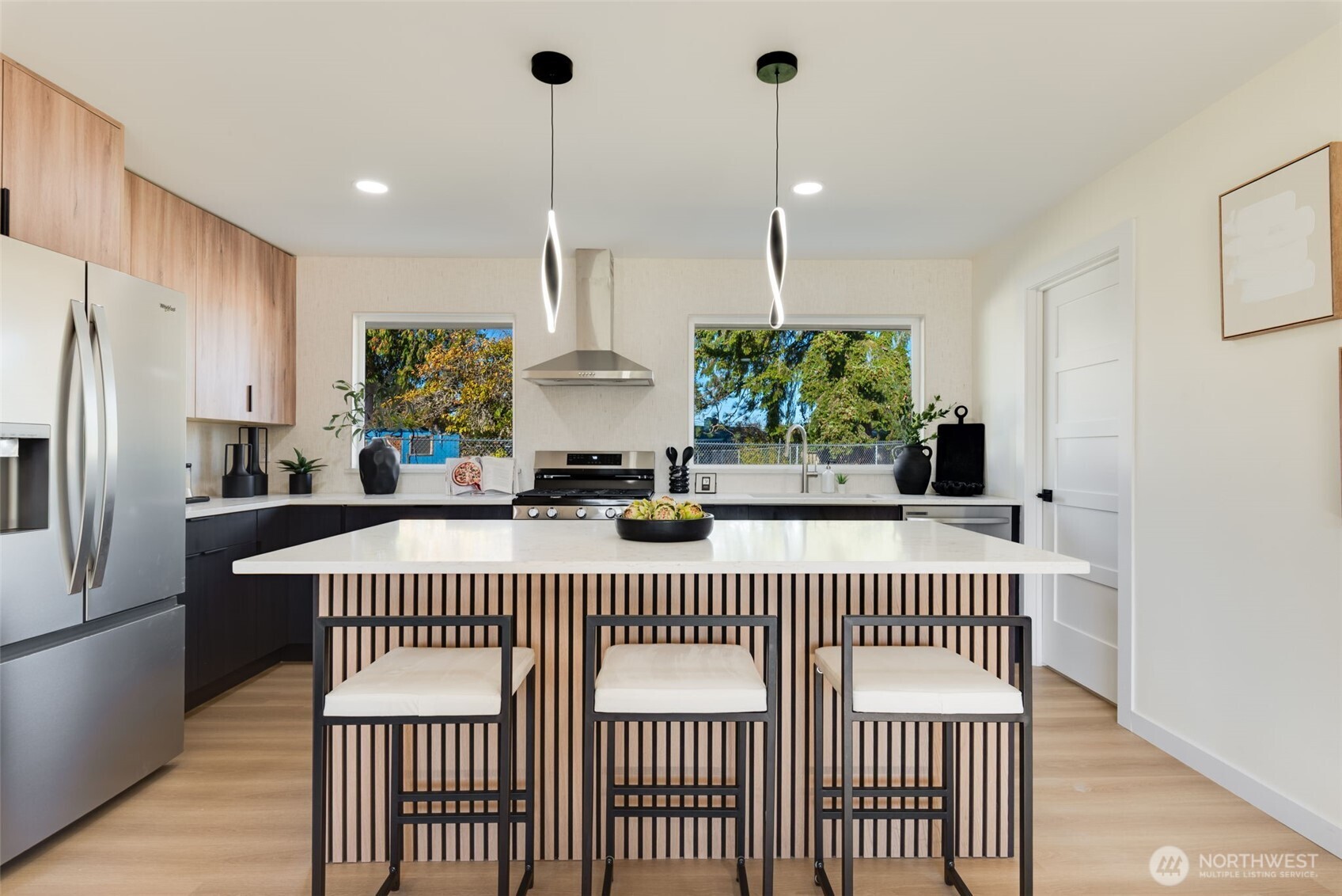 11010 Davisson Road Southwest Lakewood, WA 98499 - Photo 10 of 40 a balcony with view of table and chairs