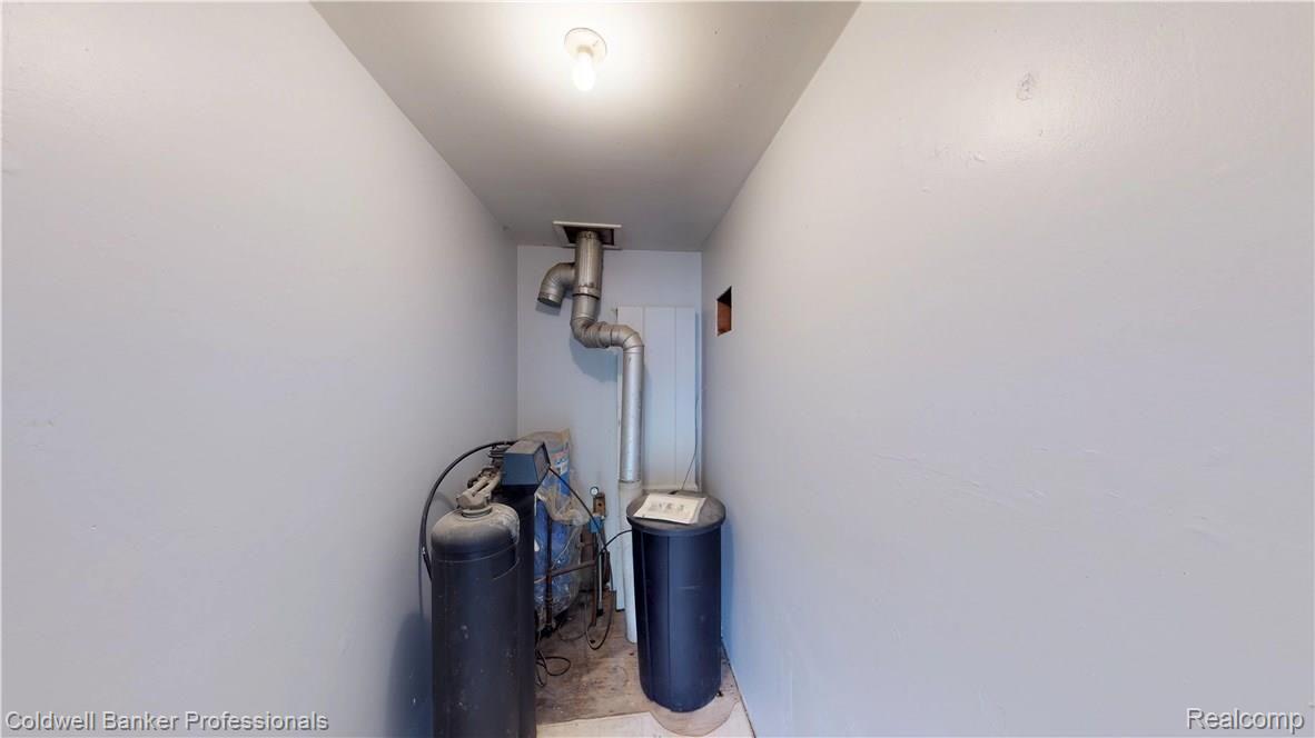 5214 Drayton Road Clarkston, MI 48346 - Photo 10 of 31 Pantry-Utility Room.jpg