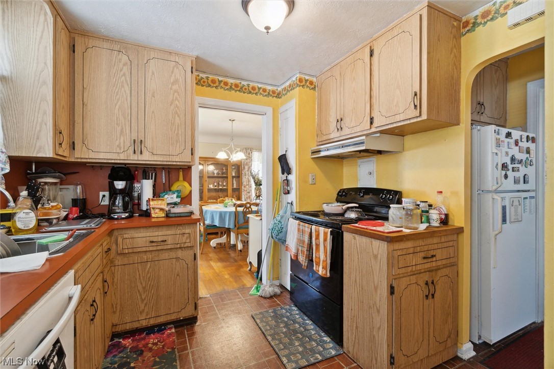 1160 Oxford Road Cleveland, OH 44121 - Photo 10 of 31 Kitchen