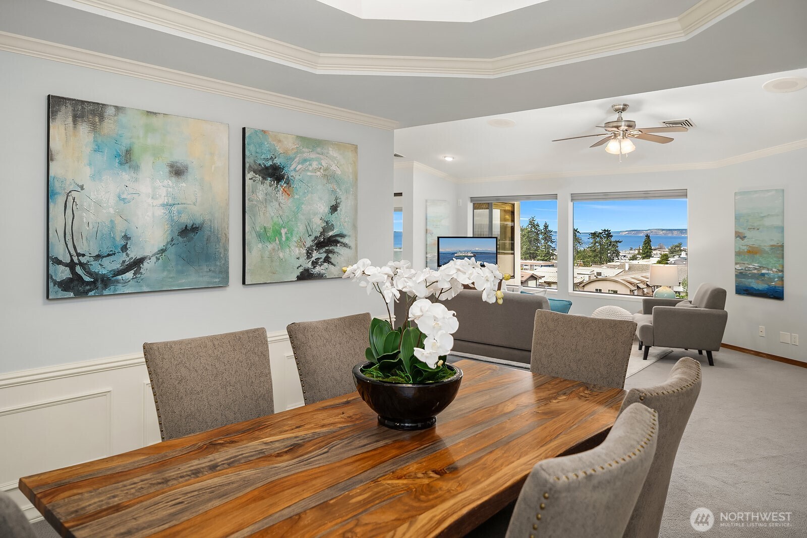 505 Pine Street, Unit 301 Edmonds, WA 98020 - Photo 22 of 40 a living room with furniture flowerpot and window