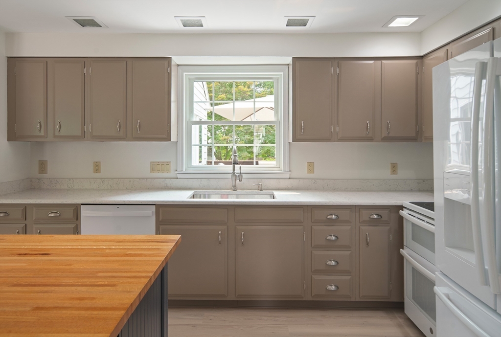 42 Riverside Drive Reading, MA 01867 - Photo 8 of 33
