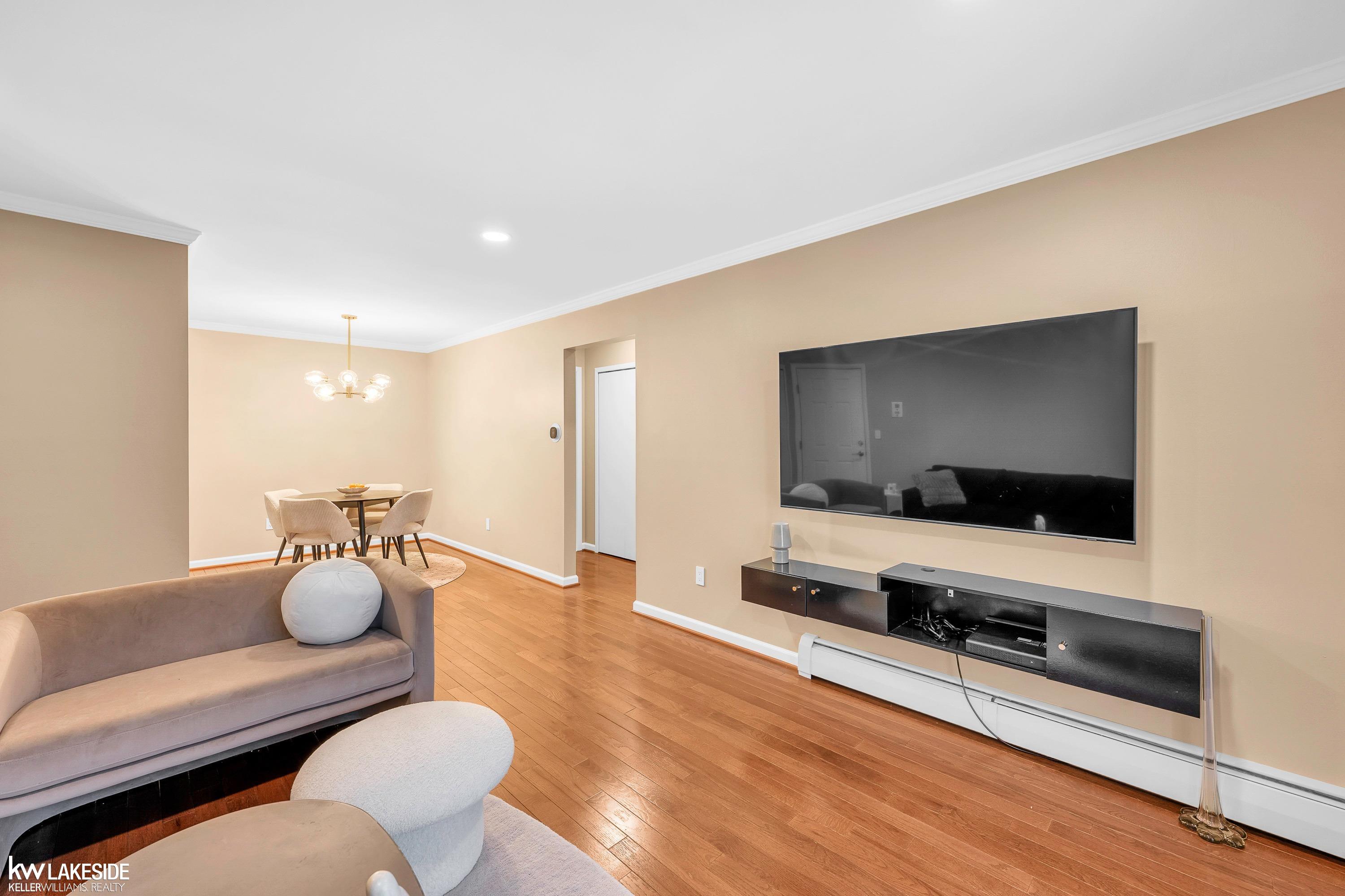 4909 South Crooks Road Royal Oak, MI 48073 - Photo 7 of 21 50163818-9357e3c7-3458-42b1-b23c-f91e6415e3d9.JPG