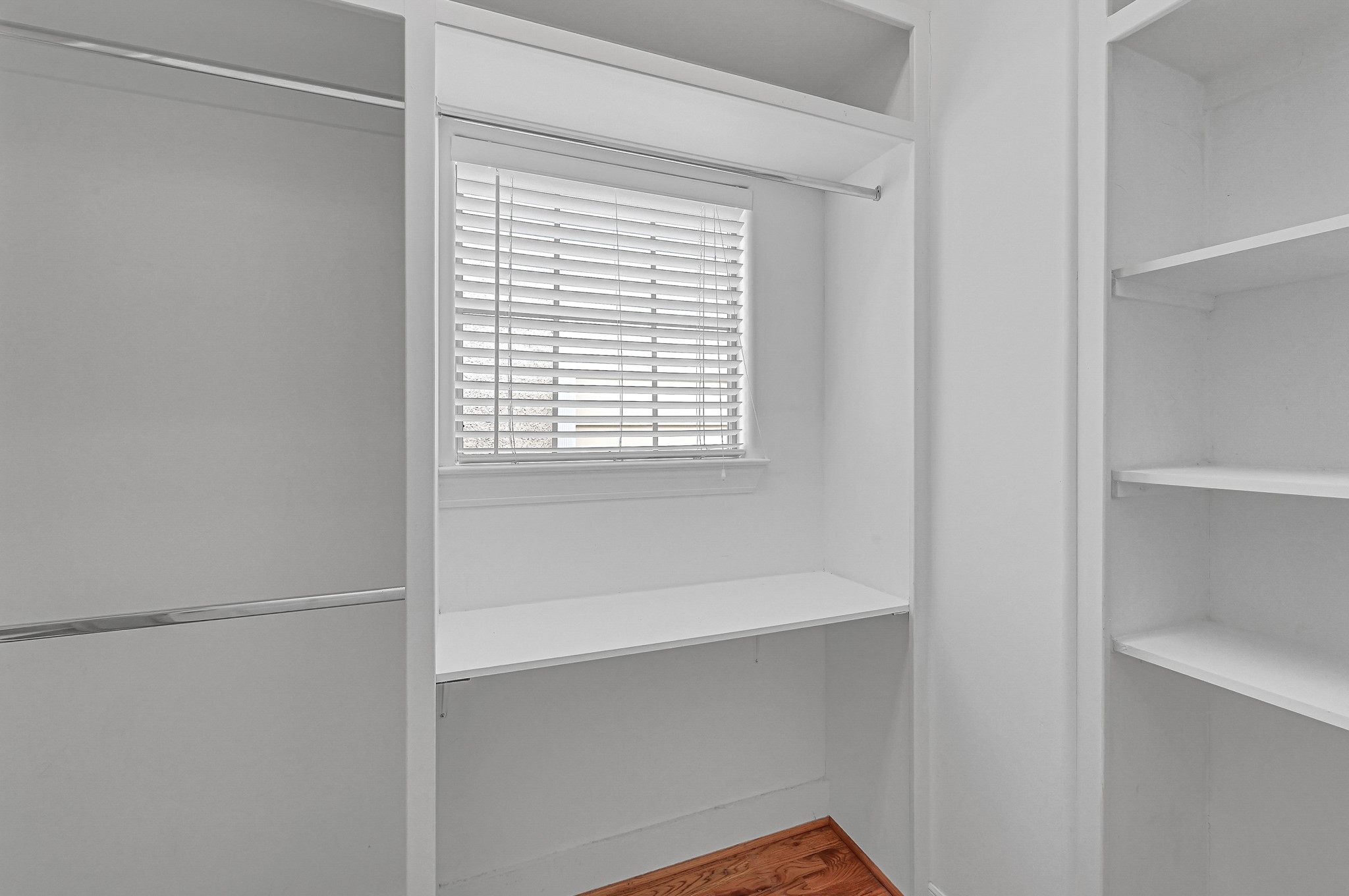 1204 Cohn Street Houston, TX 77007 - Photo 20 of 25 a bathroom with a bathtub and a window