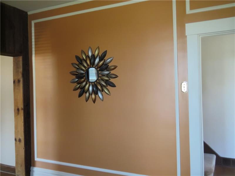 405 Soose Road Pittsburgh, PA 15209 - Photo 5 of 24 Living Room Wall