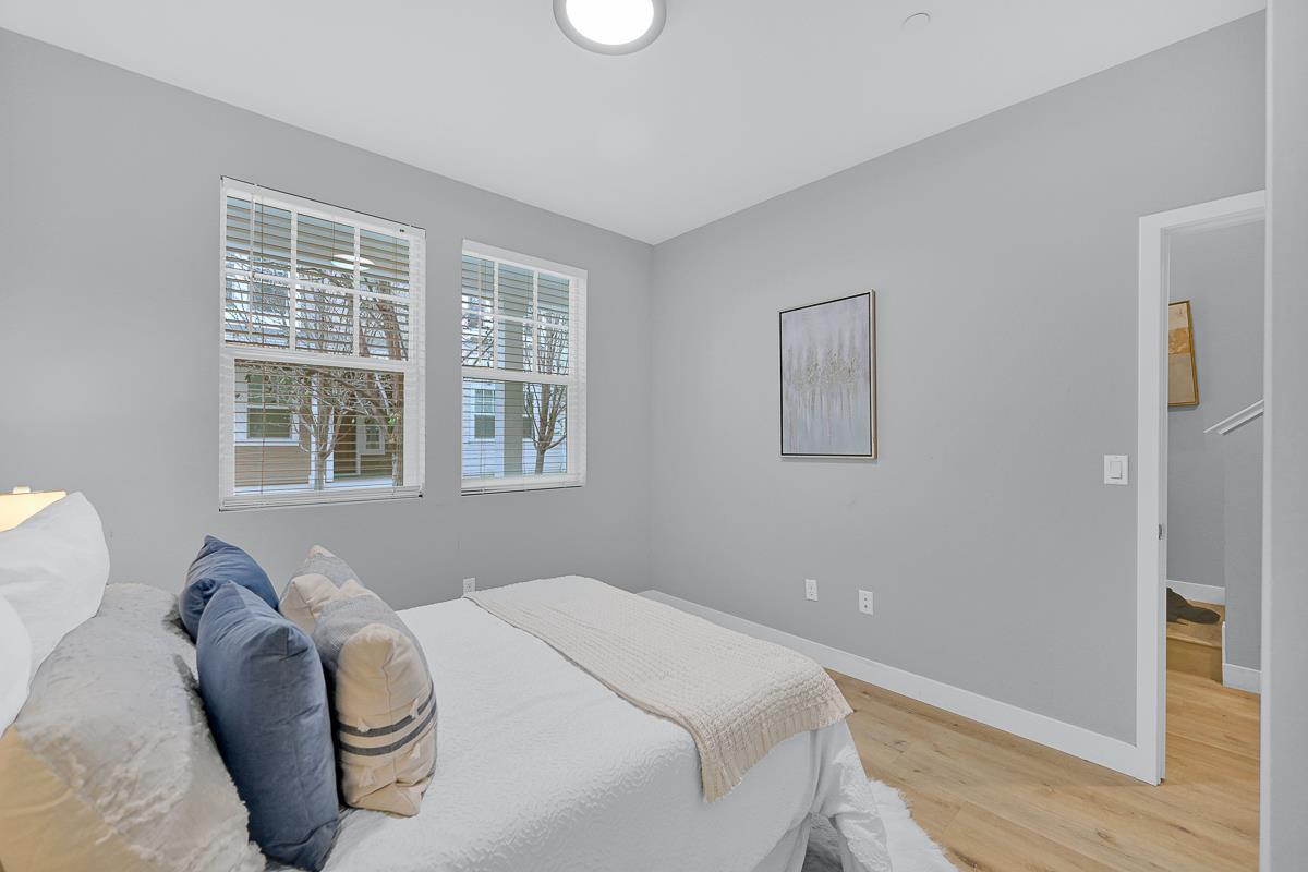 334 Circuit Way Mountain View, CA 94043 - Photo 18 of 48 a bedroom with bed and a window