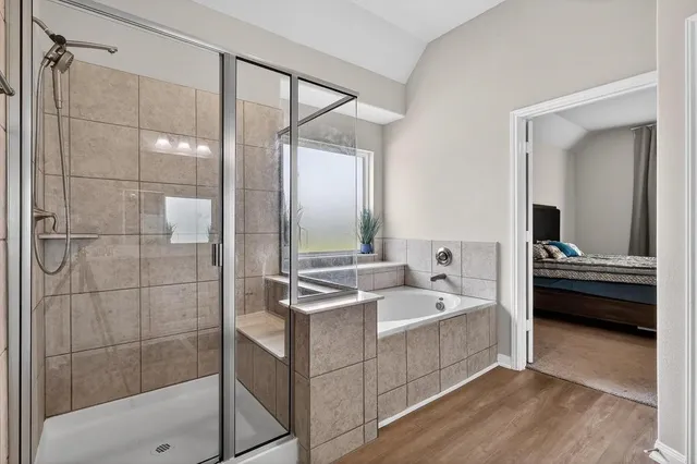 a en suite spacious bathroom with a double vanity sink and mirror