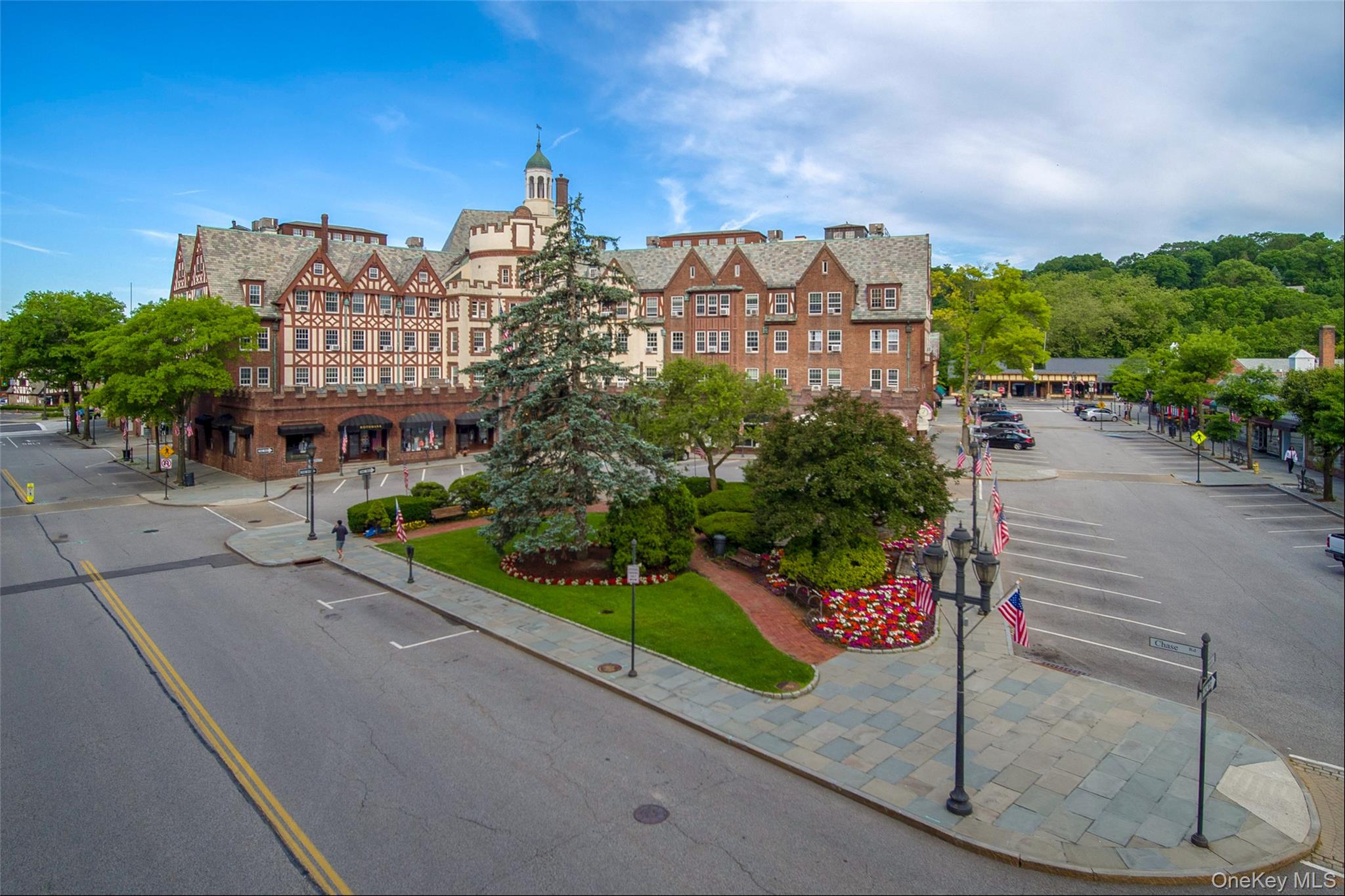 271 Madison Road Scarsdale, NY 10583 - Photo 5 of 9 Shop and dine in Scarsdale Village