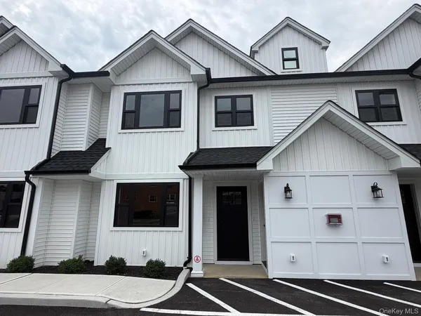 $699,000 | 161 Union Avenue, Unit 5, Lynbrook, NY 11563