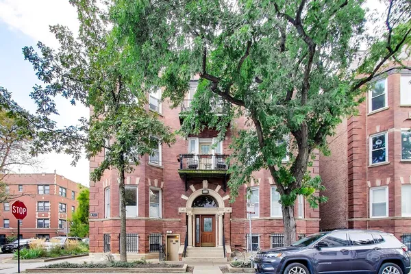 $385,000 | 5201 South Blackstone Avenue, Unit 1W, Chicago, IL 60615