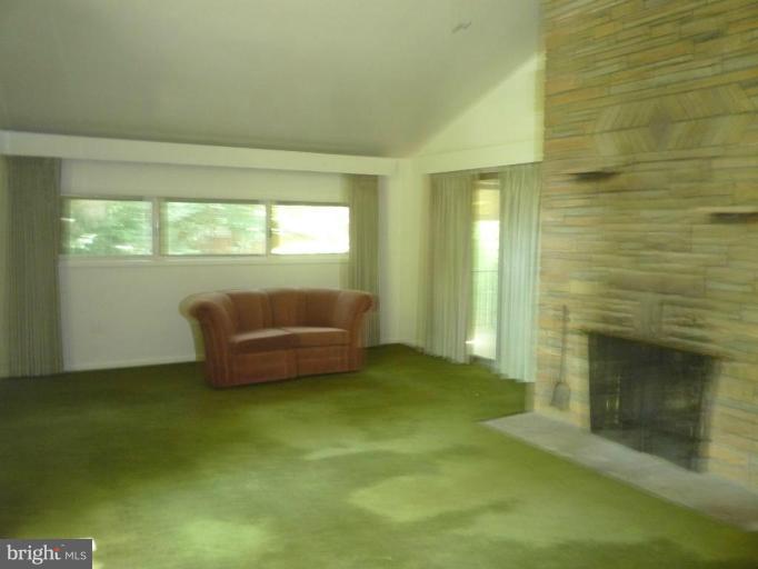 3028 Powder Mill Road Hyattsville, MD 20783 - Photo 13 of 30 Living Room