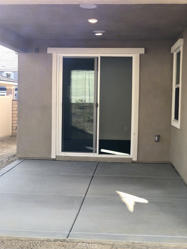 39538 Verbena Way Temecula, CA 92591 - Photo 31 of 38 a view of an empty room with window