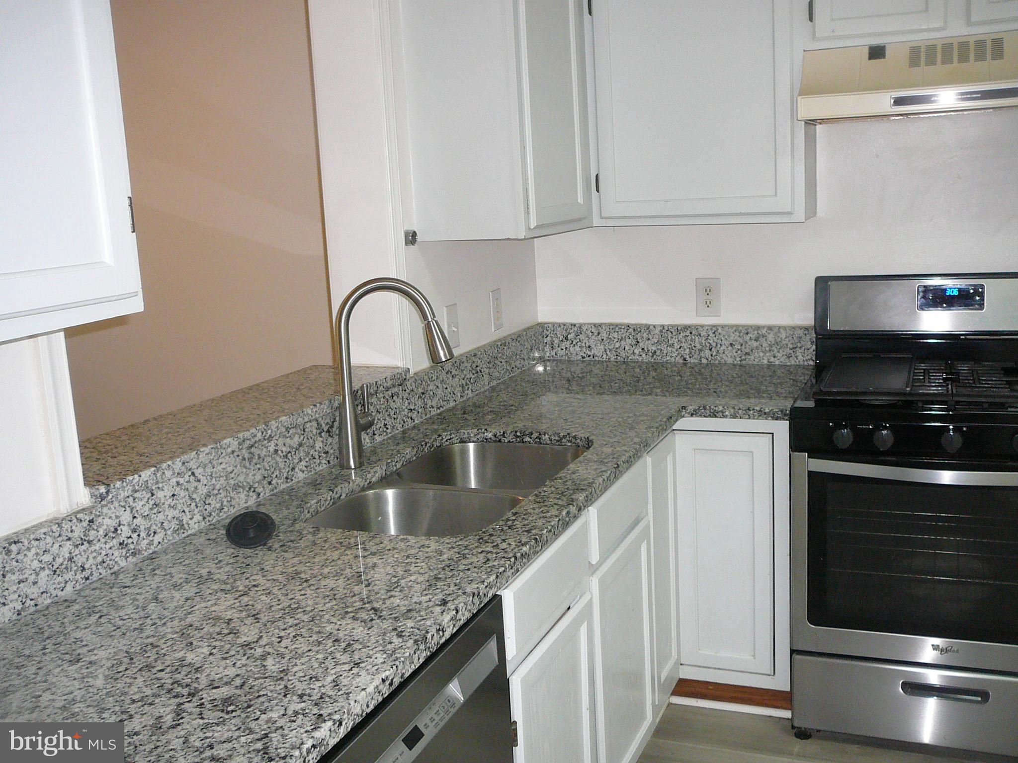 302 Harrogate Road Fredericksburg, VA 22406 - Photo 24 of 32 Kitchen Granite Countertops