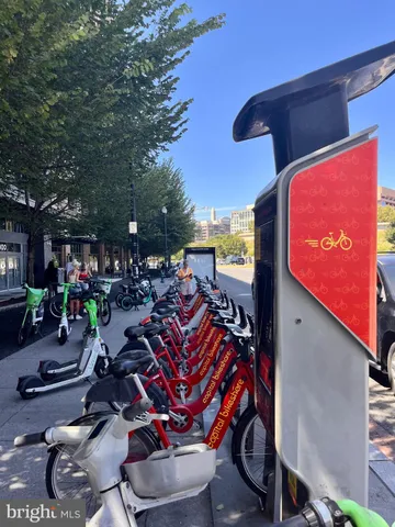 a view of a tennis court