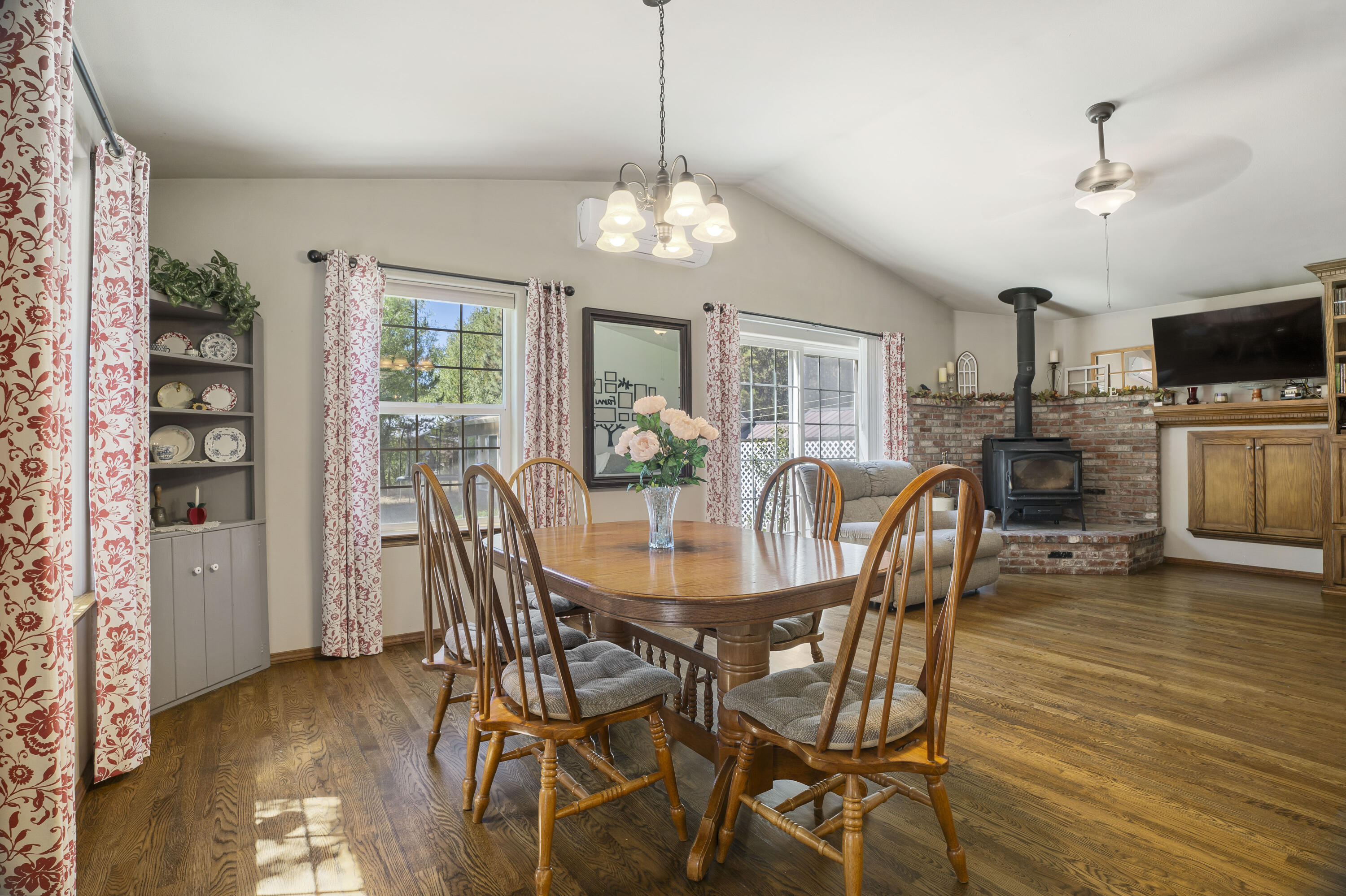 51445 Ash Road La Pine, OR 97739 - Photo 27 of 50 23-Dining Room