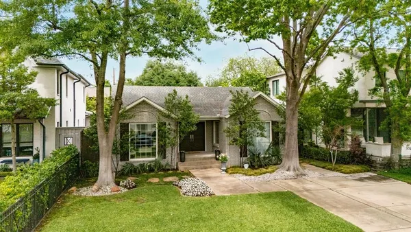 a view of a house with yard and tree s