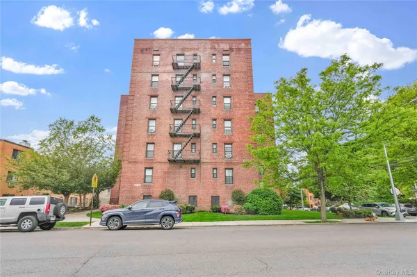 $288,000 | 170-06 Crocheron Avenue, Unit 2E | Murray Hill - Flushing
