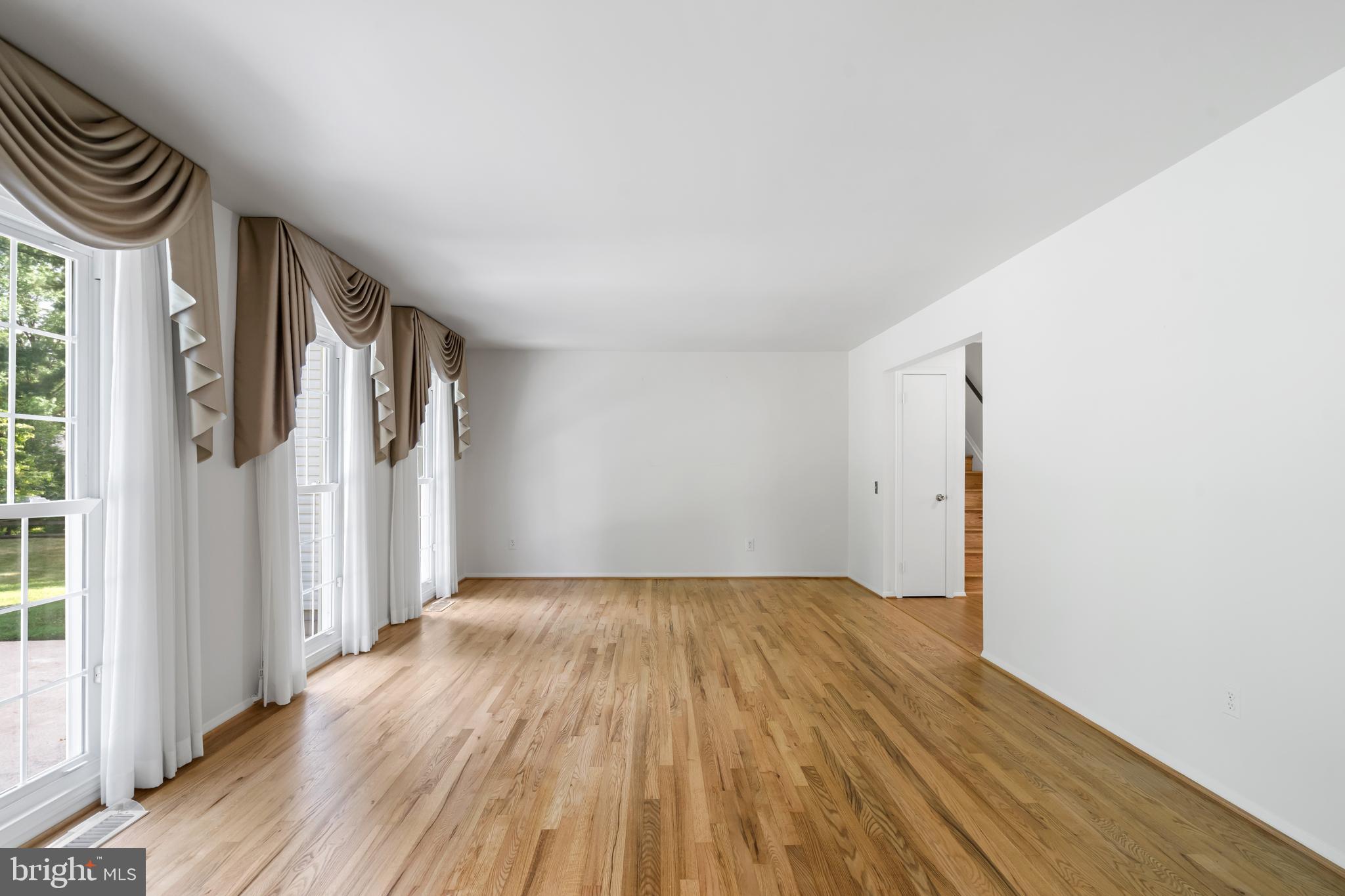 13905 Pond View Road Silver Spring, MD 20905 - Photo 16 of 52 Living Room