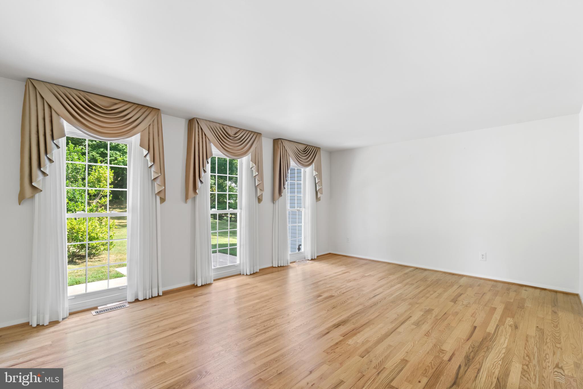 13905 Pond View Road Silver Spring, MD 20905 - Photo 17 of 52 Living Room