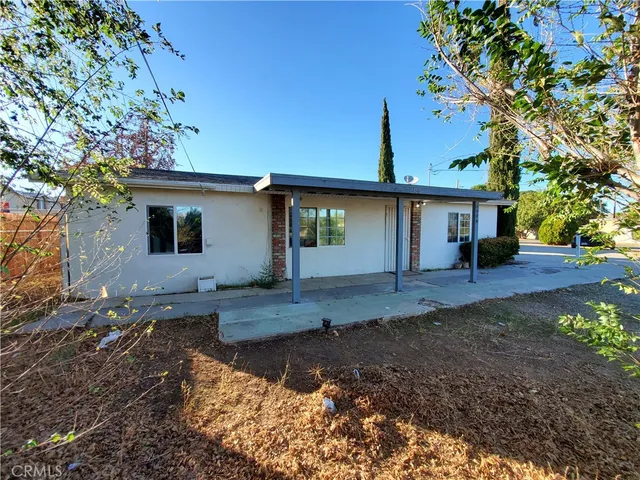 a view of a house with backyard