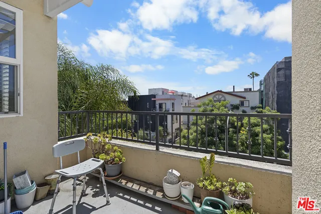 $978,000 | 4568 West 1st Street, Unit 307, Los Angeles, CA 90004
