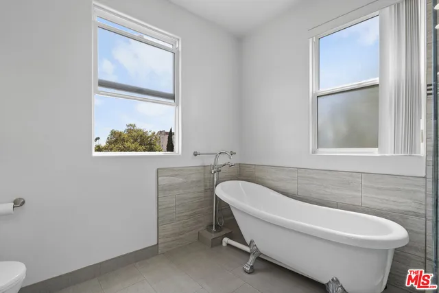 $978,000 | 4568 West 1st Street, Unit 307, Los Angeles, CA 90004