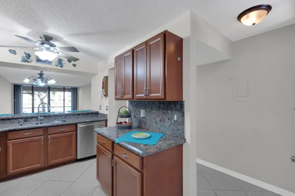 $1,700 | 6610 Coral Lake Drive, Unit 110, Margate, FL 33063