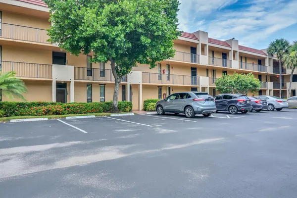 $1,700 | 6610 Coral Lake Drive, Unit 110, Margate, FL 33063