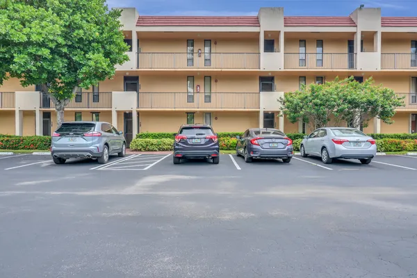 $1,700 | 6610 Coral Lake Drive, Unit 110, Margate, FL 33063