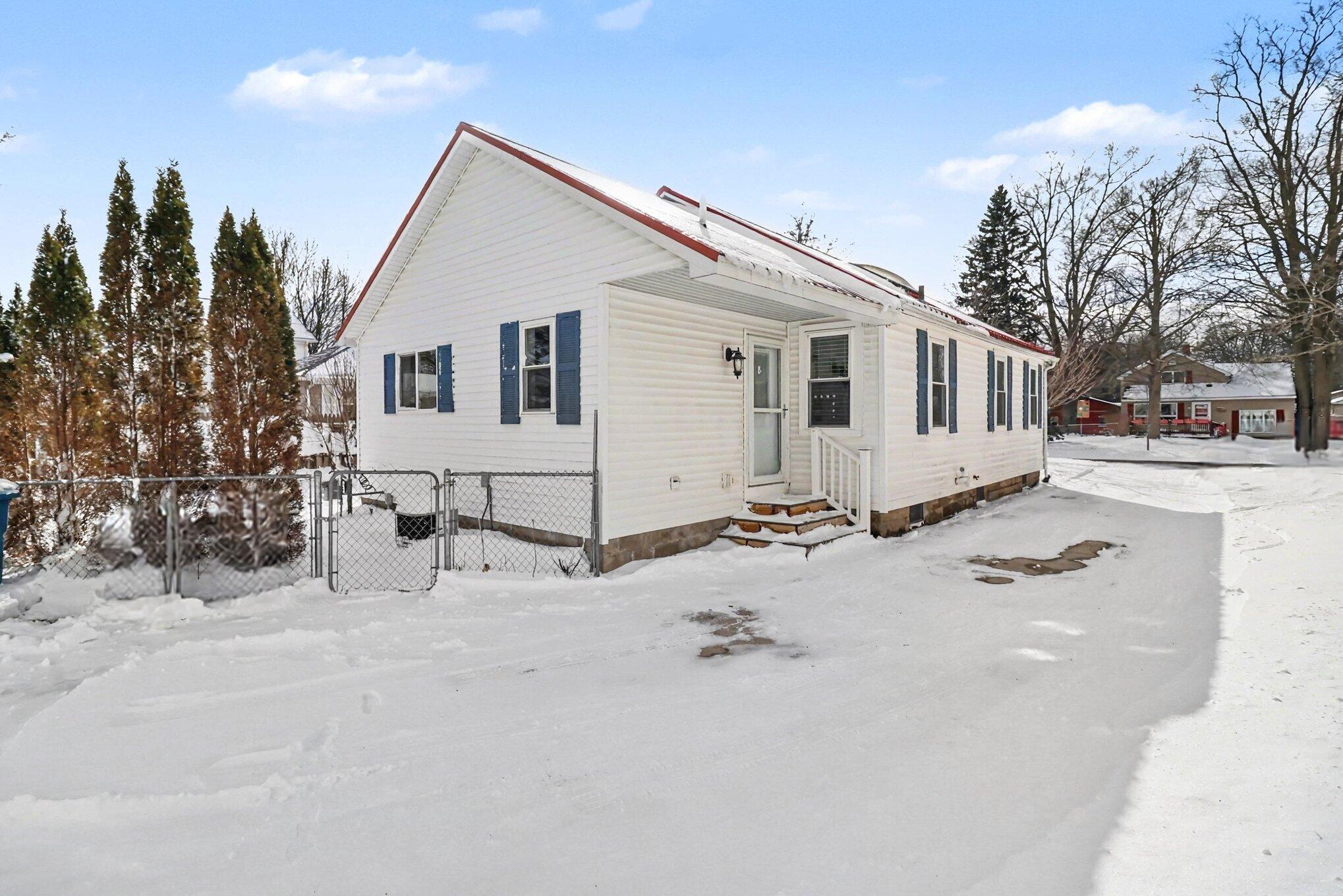 814 North Rath Avenue Ludington, MI 49431 - Photo 31 of 40 Exterior - Rear Entrance