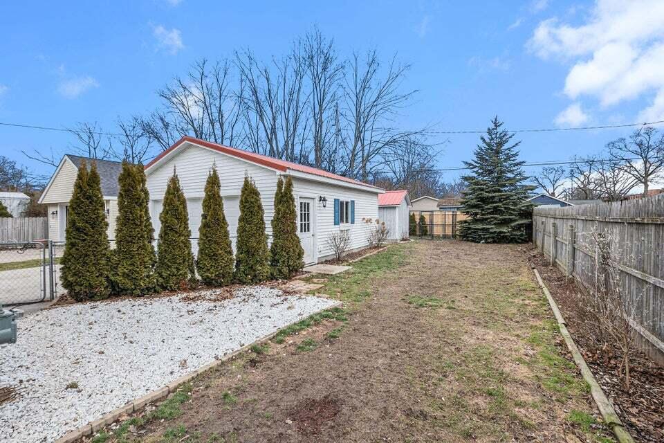 814 North Rath Avenue Ludington, MI 49431 - Photo 33 of 40 Exterior Yard