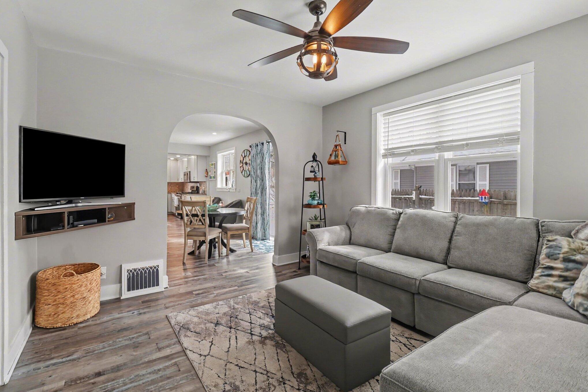 814 North Rath Avenue Ludington, MI 49431 - Photo 8 of 40 Living Room