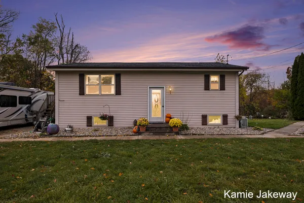 $475,000 | 8395 McArthur Avenue Northeast, Belding, MI 48809