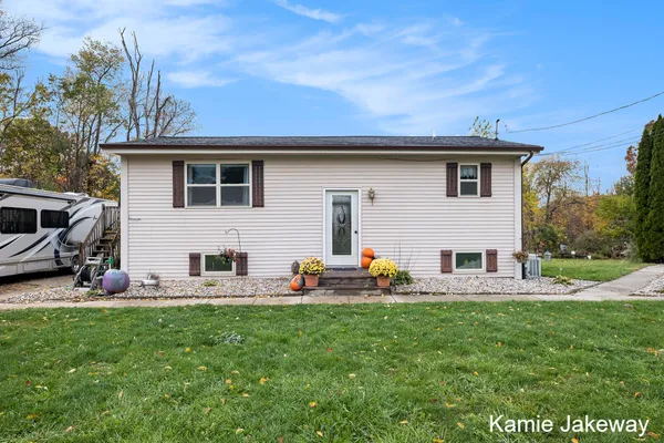 $475,000 | 8395 McArthur Avenue Northeast, Belding, MI 48809