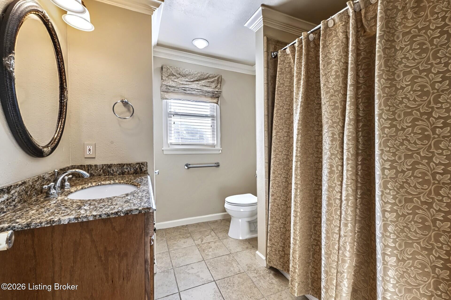 2022 Janlyn Road Louisville, KY 40299 - Photo 21 of 41 Full Bathroom 2