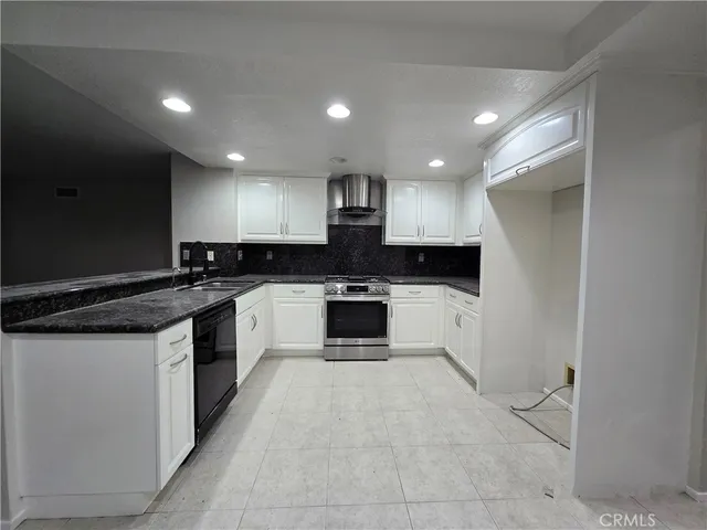 a view of entryway with kitchen