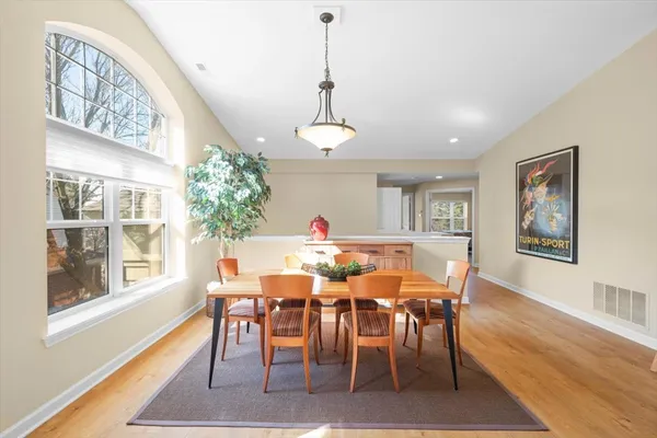 $425,000 | 480 South Commons Court, Deerfield, IL 60015