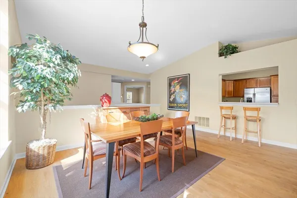 $425,000 | 480 South Commons Court, Deerfield, IL 60015
