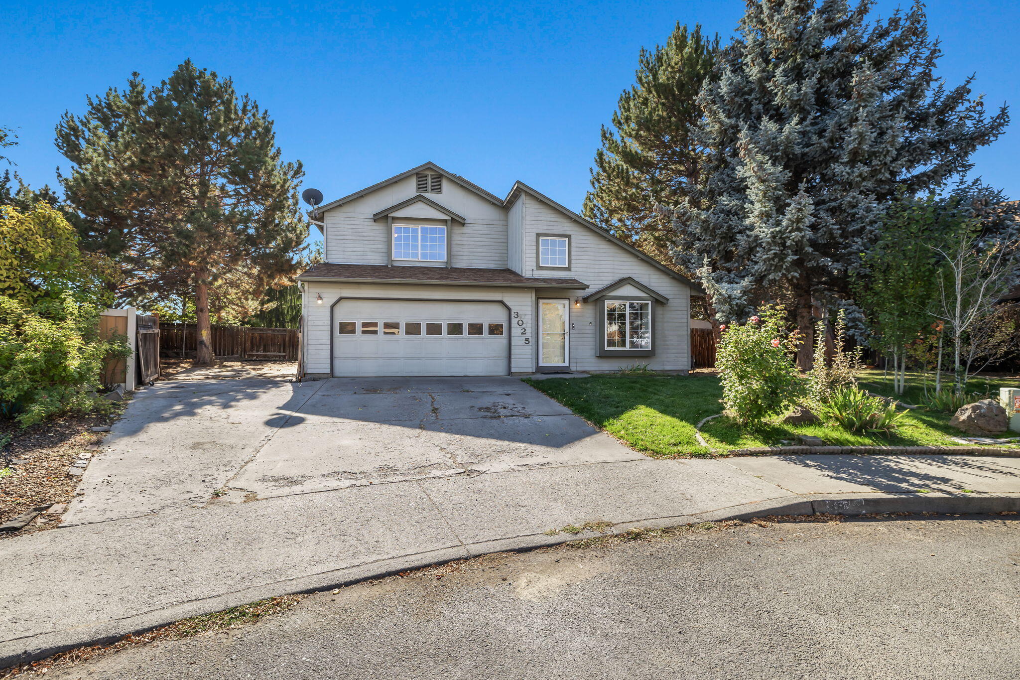 Front of home, lots of parking!