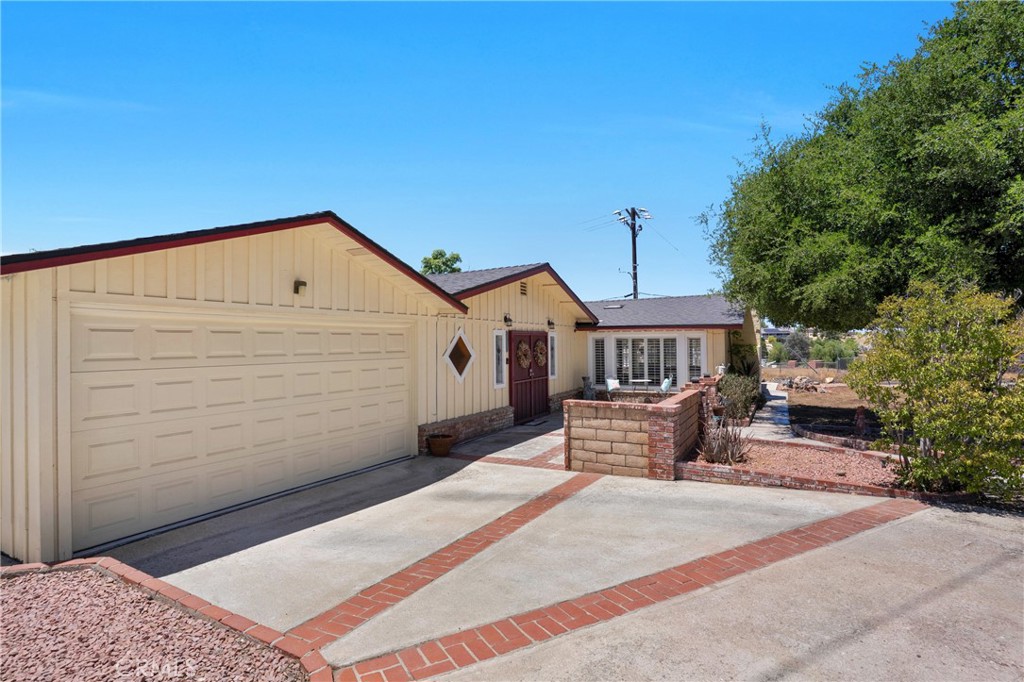 41257 Crest Drive Hemet, CA 92544 - Photo 3 of 53 front courtyard with double door entry.