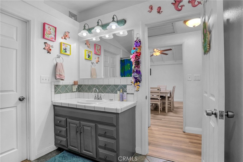 41257 Crest Drive Hemet, CA 92544 - Photo 31 of 53 second bathroom