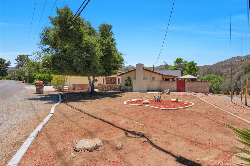 41257 Crest Drive Hemet, CA 92544 - Photo 4 of 53 Welcome to 41257 Crest Drive.