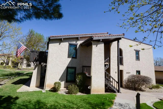 a view of a house with a yard