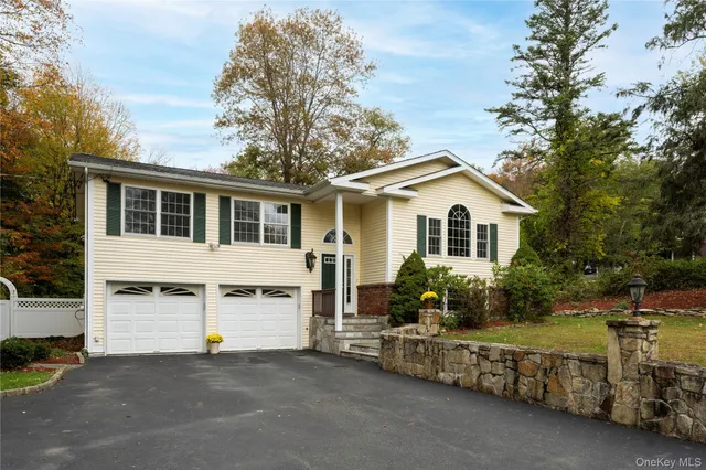 a view of backyard of the house