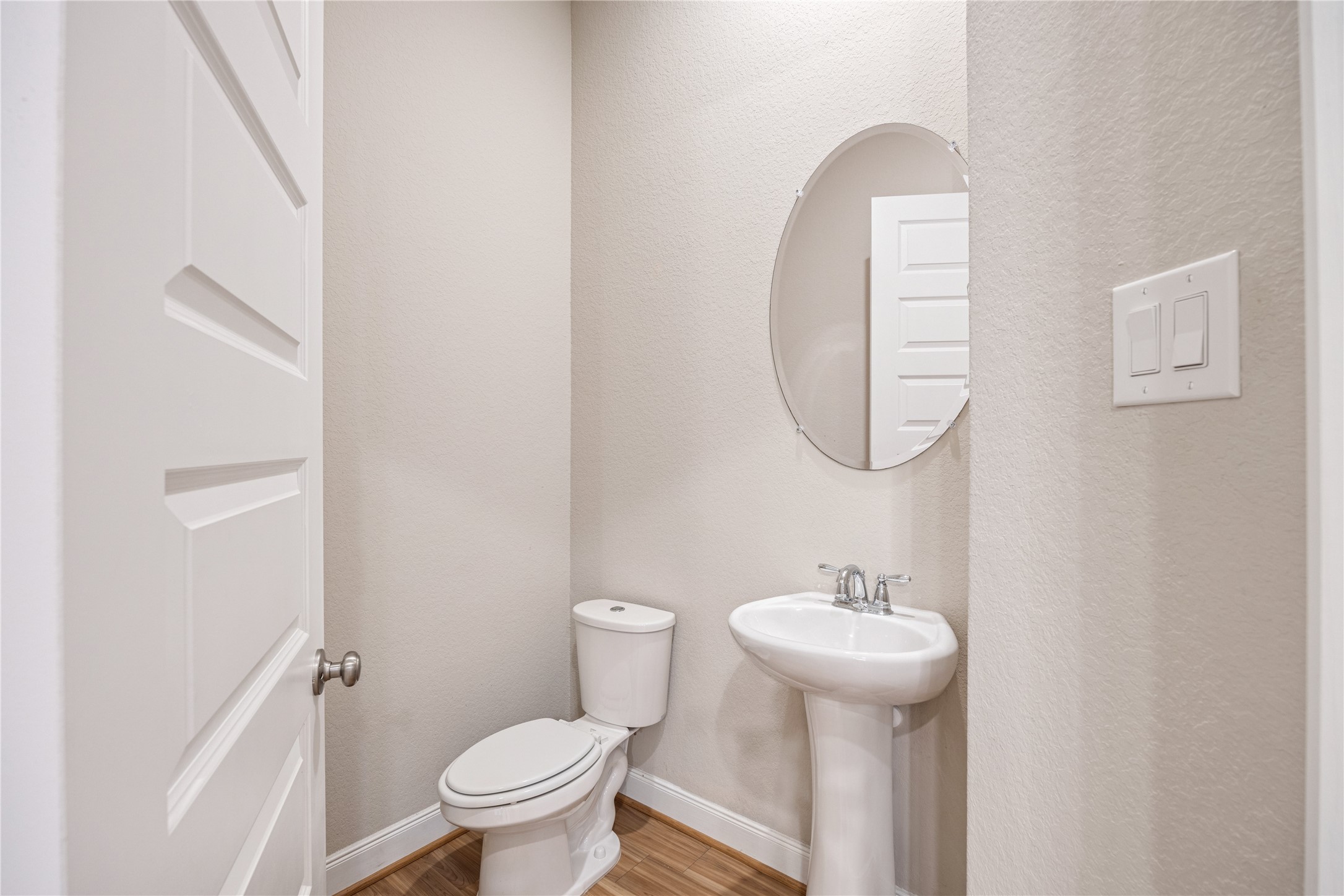 10408 Quiet Courtyard Road Houston, TX 77043 - Photo 13 of 24 Convenient half bath located on the main level.