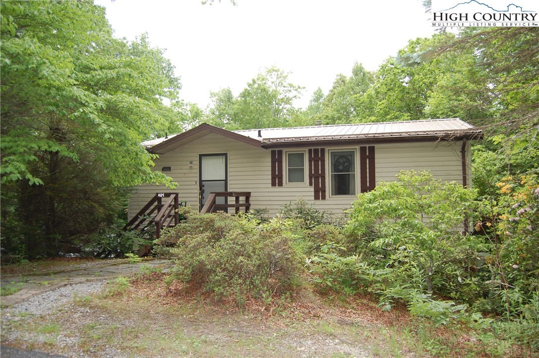 407 Locust Road Newland, NC 28657 - Photo 3 of 28 Gallery Image 3